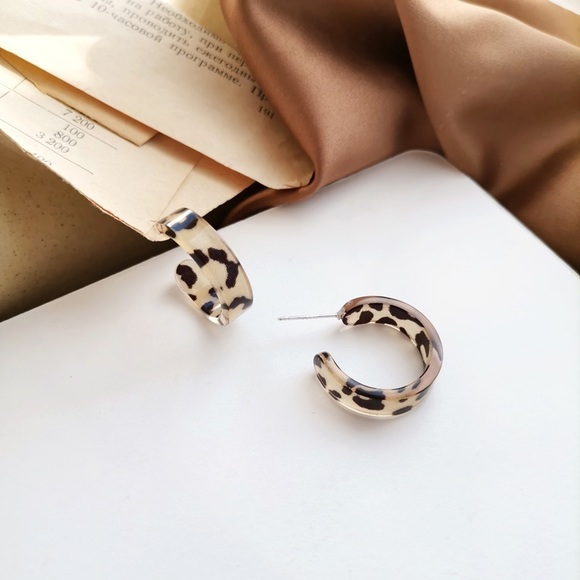 💙💕💕Last one Leopard Acrylic Hoops Earrings - Picture 10 of 11
